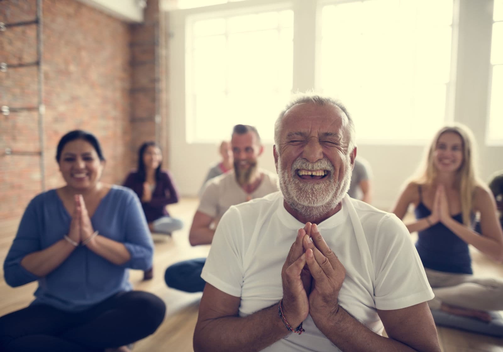 Lachender Yoga